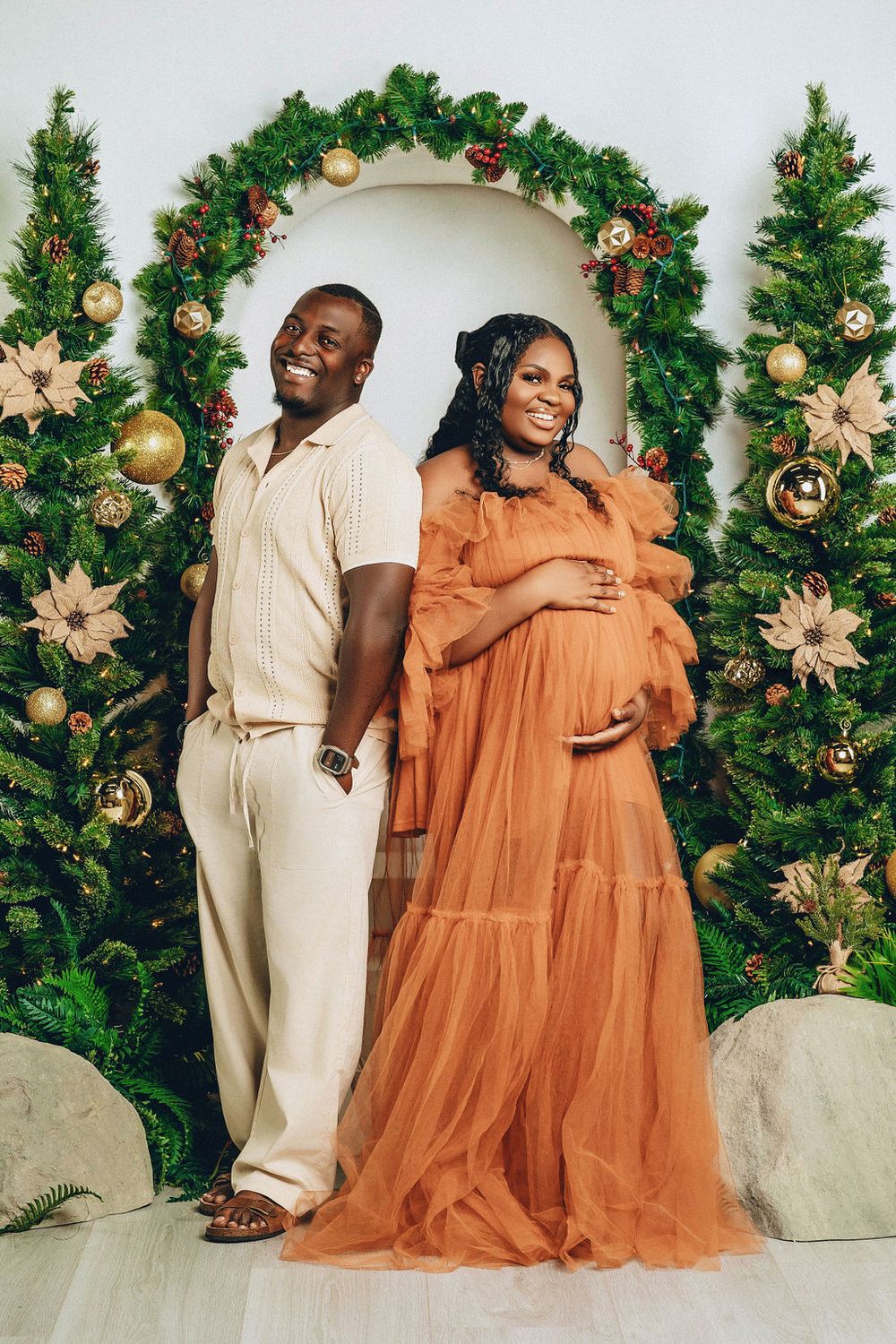 Family portrait with the expectant mother in a rust tulle gown